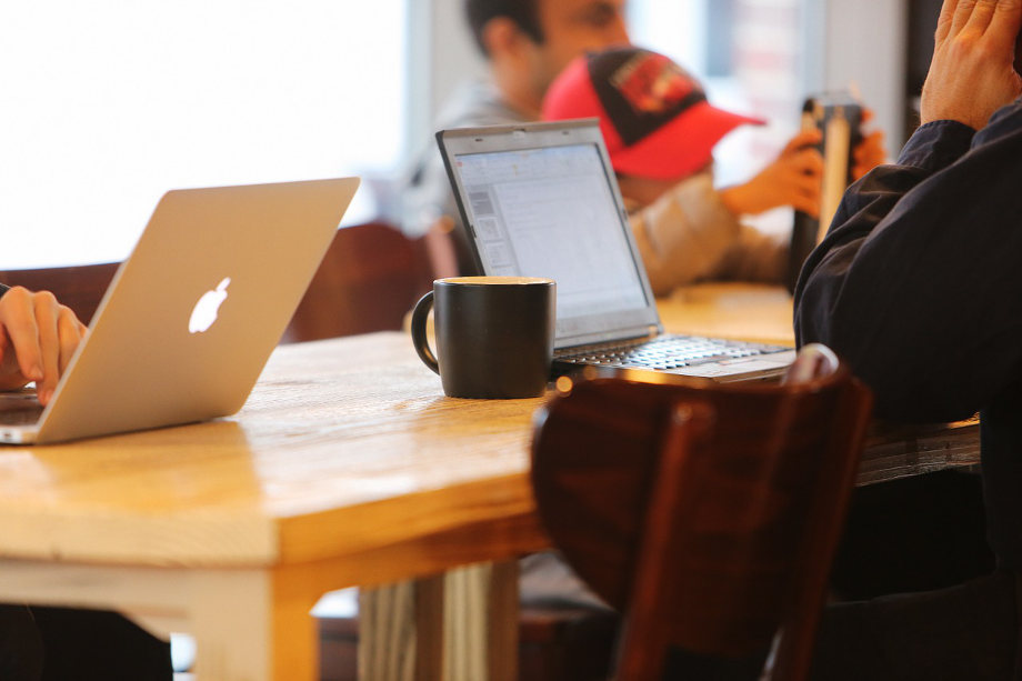 Bloggers at a cafe